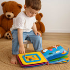 Bambino che gioca con il libro in feltro Montessori Giocasoft