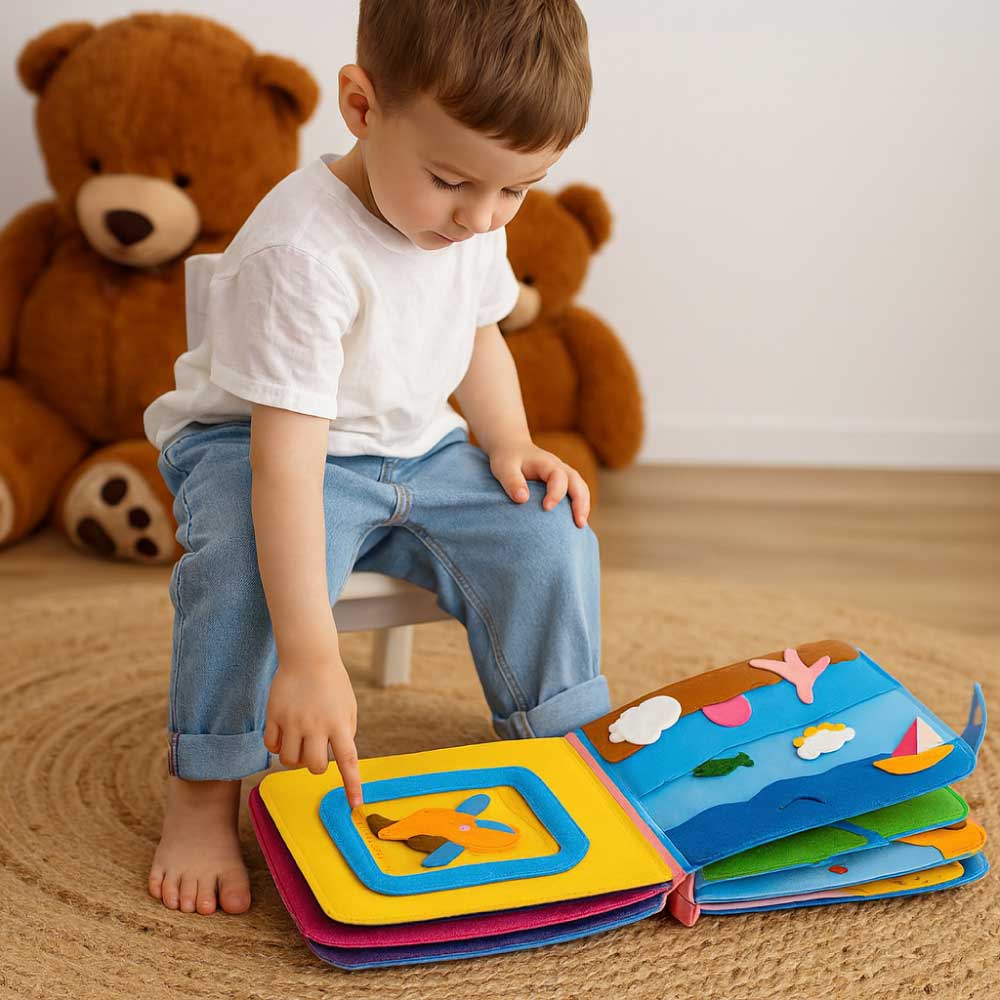 Bambino che gioca con il libro in feltro Montessori Giocasoft